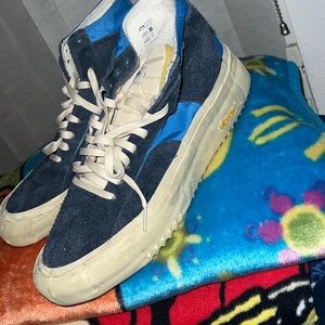 I have these men's shoes that they gave me to sell